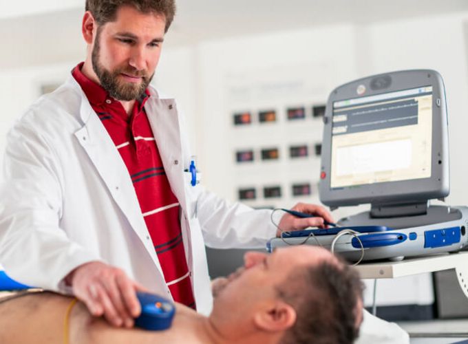 Was wir behandeln Arzt untersucht Herz eines Patienten