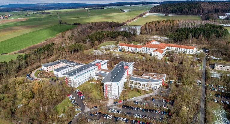 Gebäudeansicht der Deister Weser Kliniken aus der Vogelperspektive