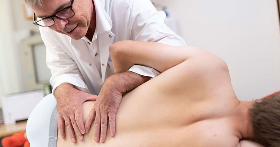 Arzt untersucht Rücken