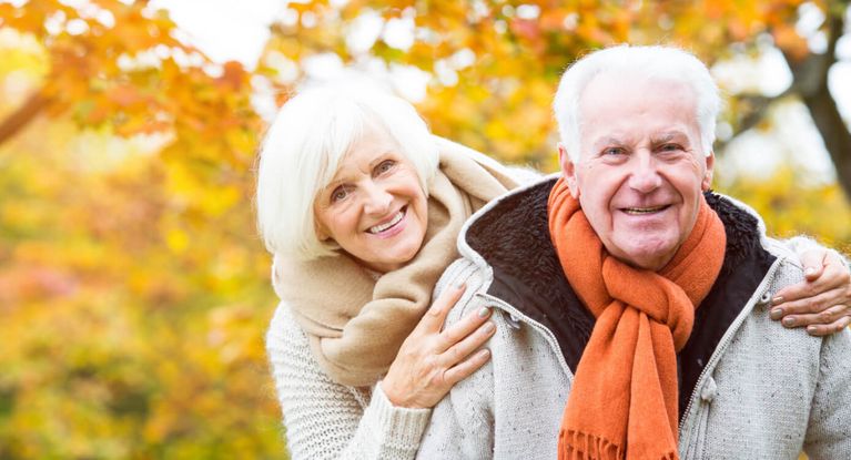 ein fröhliches älteres Ehepaar