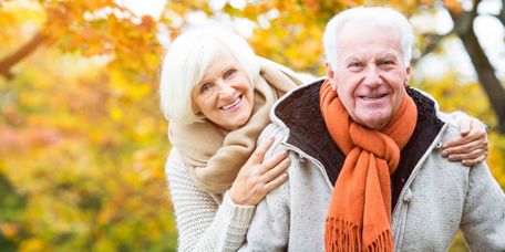 ein fröhliches älteres Ehepaar