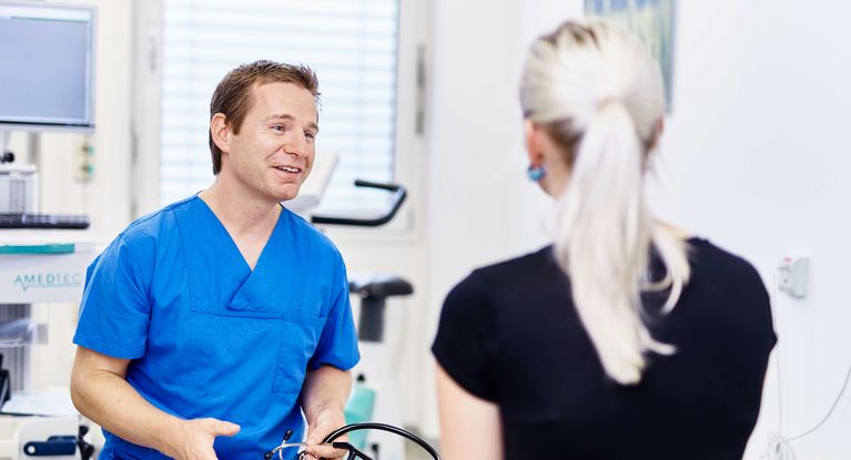 Kardiologe bespricht Untersuchungsergebinsse mit Patientin