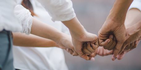 Menschen fassen sich an den Händen