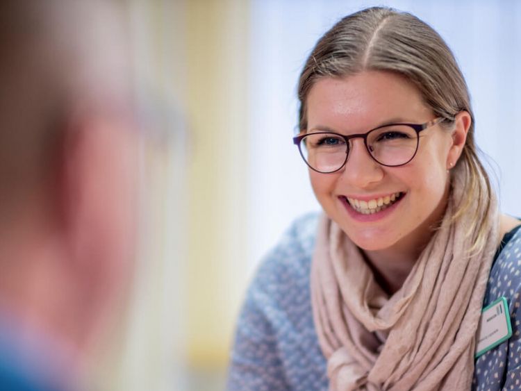 Freundliche Sozialarbeiterin spricht mit Patienten