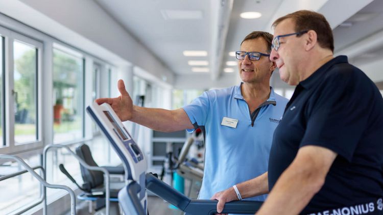 Patient mit therapeut am Sportgerät