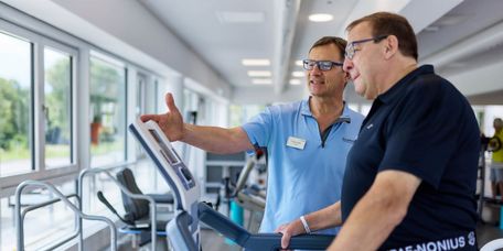 Patient mit therapeut am Sportgerät