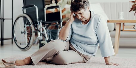 Gestürzte, ältere Frau