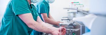 Ärzte mit Mundschutz waschen und desinfizieren ihre Hände