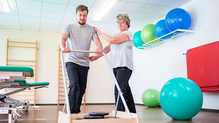 Therapeutin und Patien bei der Krankengymastik