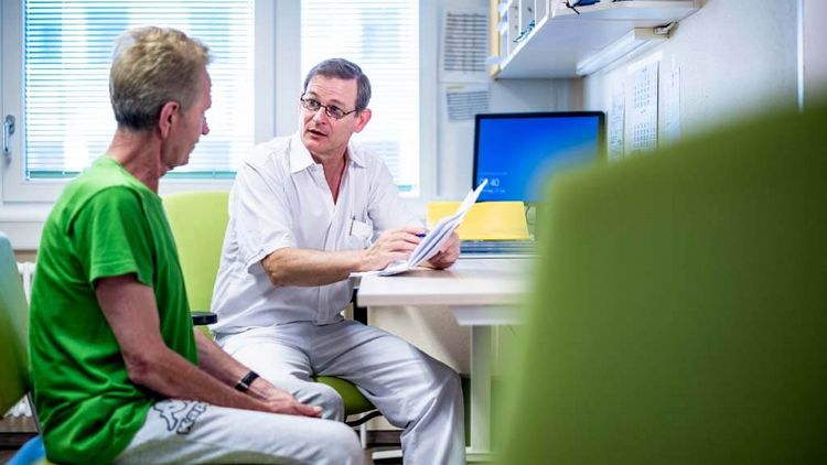 Arzt spricht mit Patient