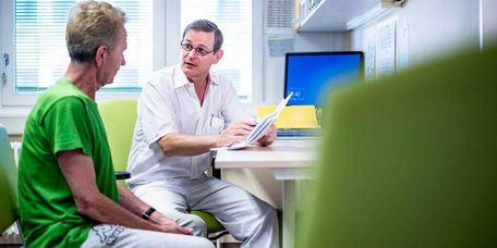 Arzt spricht mit Patient