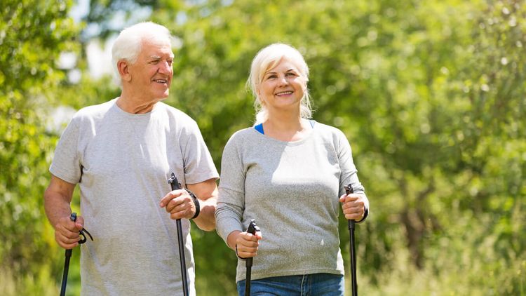 Älteres Paar beim Nordic Walking