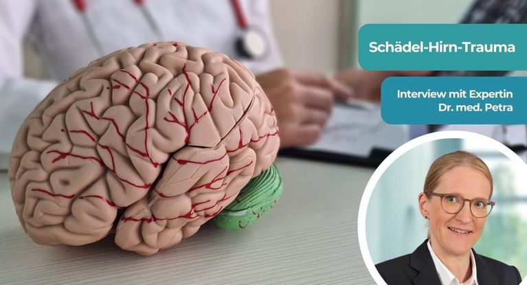 Dr. Petra Mummel und ein Modell eines Gehirns