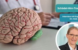 Dr. Petra Mummel und ein Modell eines Gehirns