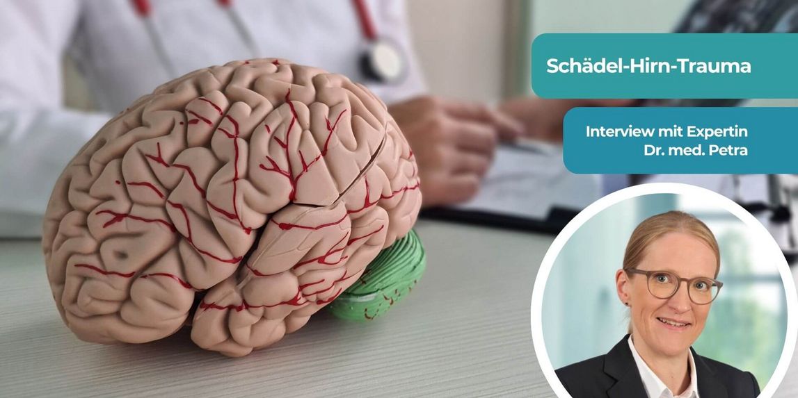 Dr. Petra Mummel und ein Modell eines Gehirns