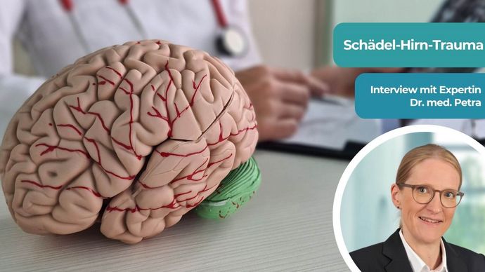 Dr. Petra Mummel und ein Modell eines Gehirns