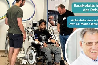 Patient im Exoskelett mit Therapeuten, Prof. Siebler