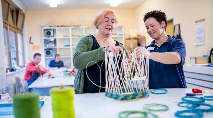 Patientin mit Therapeutin bei der Ergotherapie