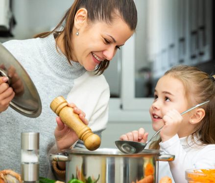 Haushaltshilfe betreut Kinder während Ihrer Reha