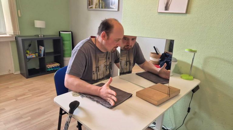 Mit Spiegeltherapie zurück ins Leben