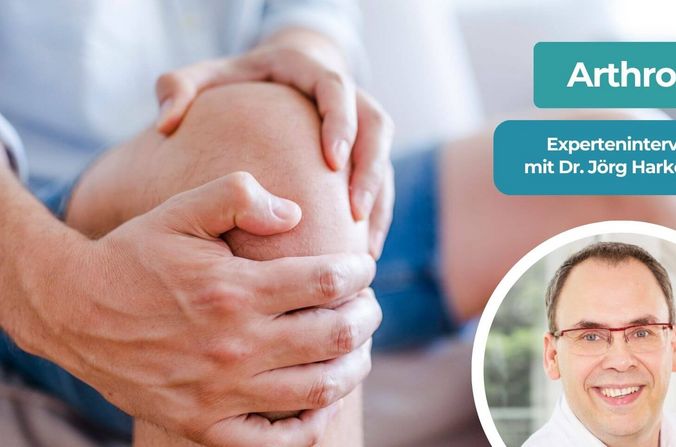 Person fasst sich an schmerzendes Knie, Porträt Experte Jörg Harkener