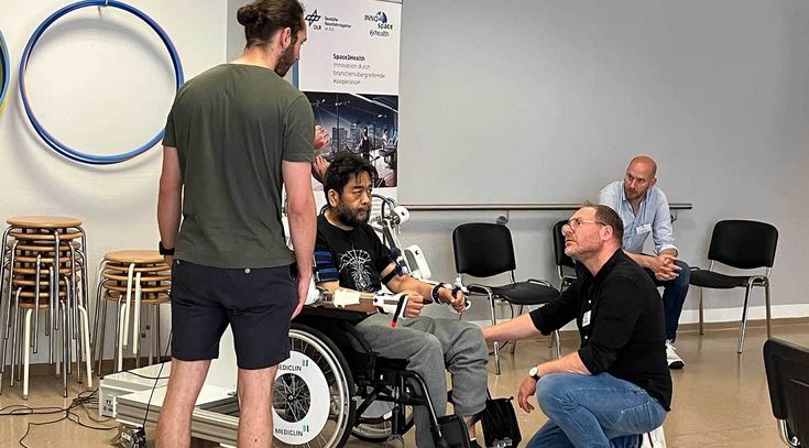 Exoskelett mit Patient und Therapeut