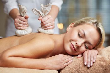 Kräuterstempelmassage