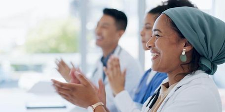 Ärzte klatschen, hören zu