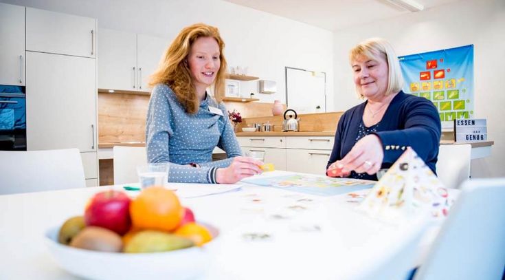 Patientin mit Therapeutin bei der Ernährungstherapie