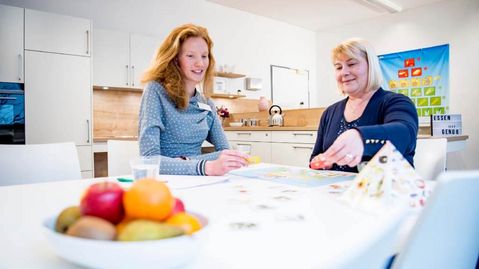 Patientin mit Therapeutin bei der Ernährungstherapie