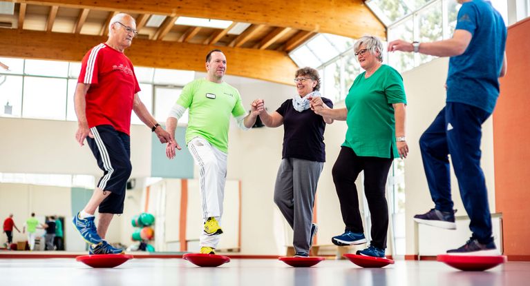 Aktiv vorbeugen: Balanceübungen schulen Kraft, Gleichgewicht und Koordination.