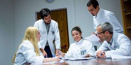 Ärztemeeting Ein Team aus Ärztinnen und Ärzten hält eine Besprechung ab