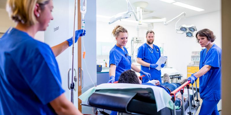 Das OP-Team schiebt den Patienten in den OP-Raum