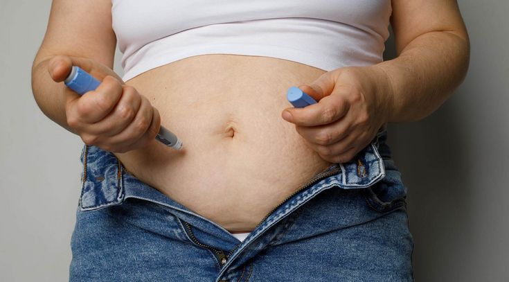 Diabetes-Patientin spritzt sich Insulin in den Bauch