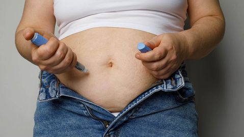 Diabetes und Polyneuropathie Diabetes-Patientin spritzt sich Insulin in den Bauch