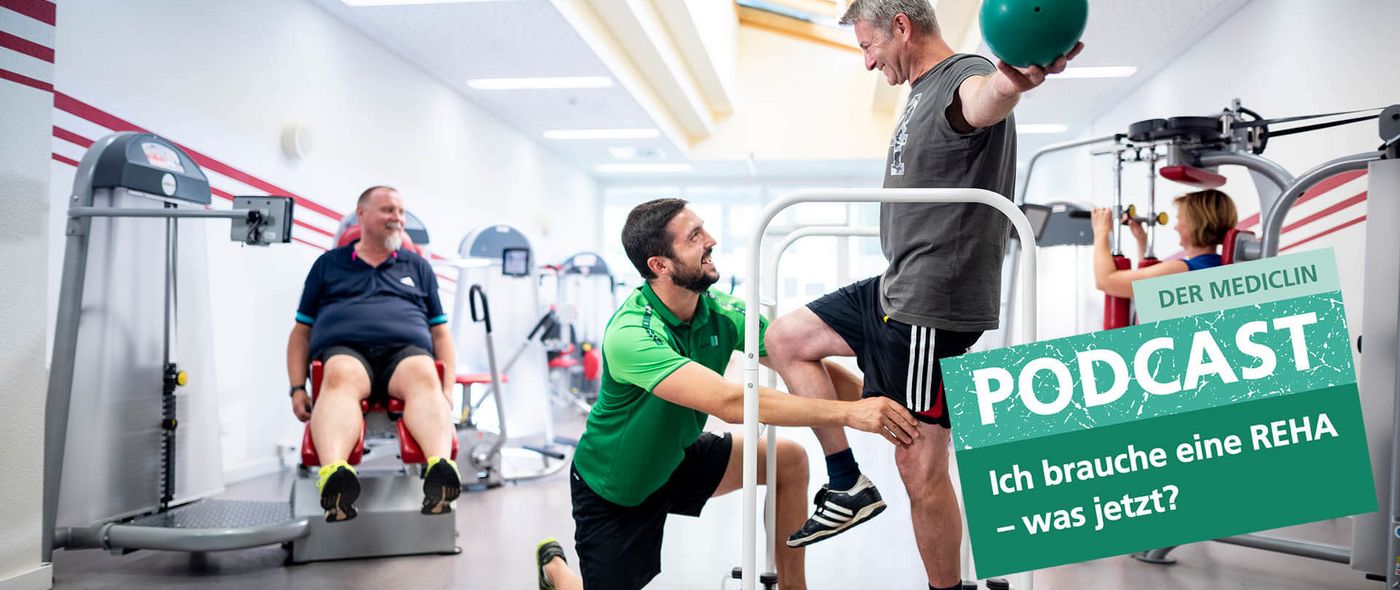 Therapeuten unterstützen ältere Patienten bei der Medizinischen Trainingstherapie