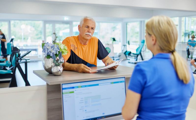 Patient an der Theke im Sportpark
