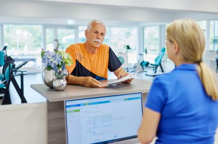 Patient an der Theke im Sportpark