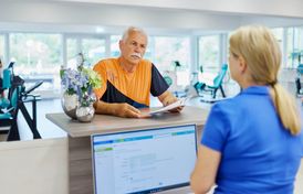 Patient an der Theke im Sportpark