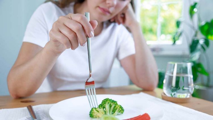 Mädchen stochert im Essen herum