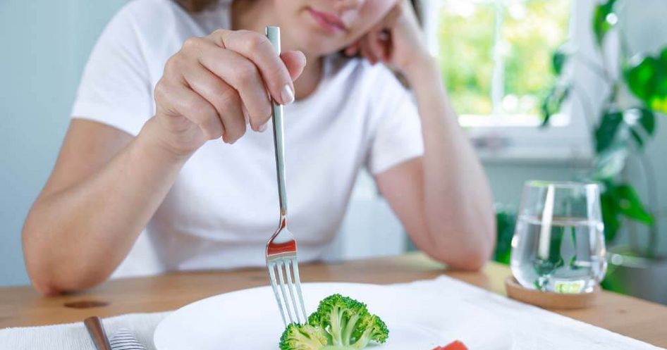 Mädchen stochert im Essen herum