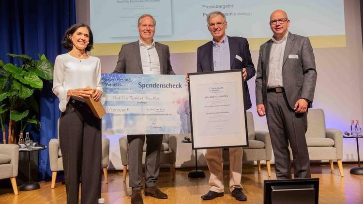 Preisverleihung MEDICLIN erhält eine Auszeichnung für MEDICLIN Reha Research