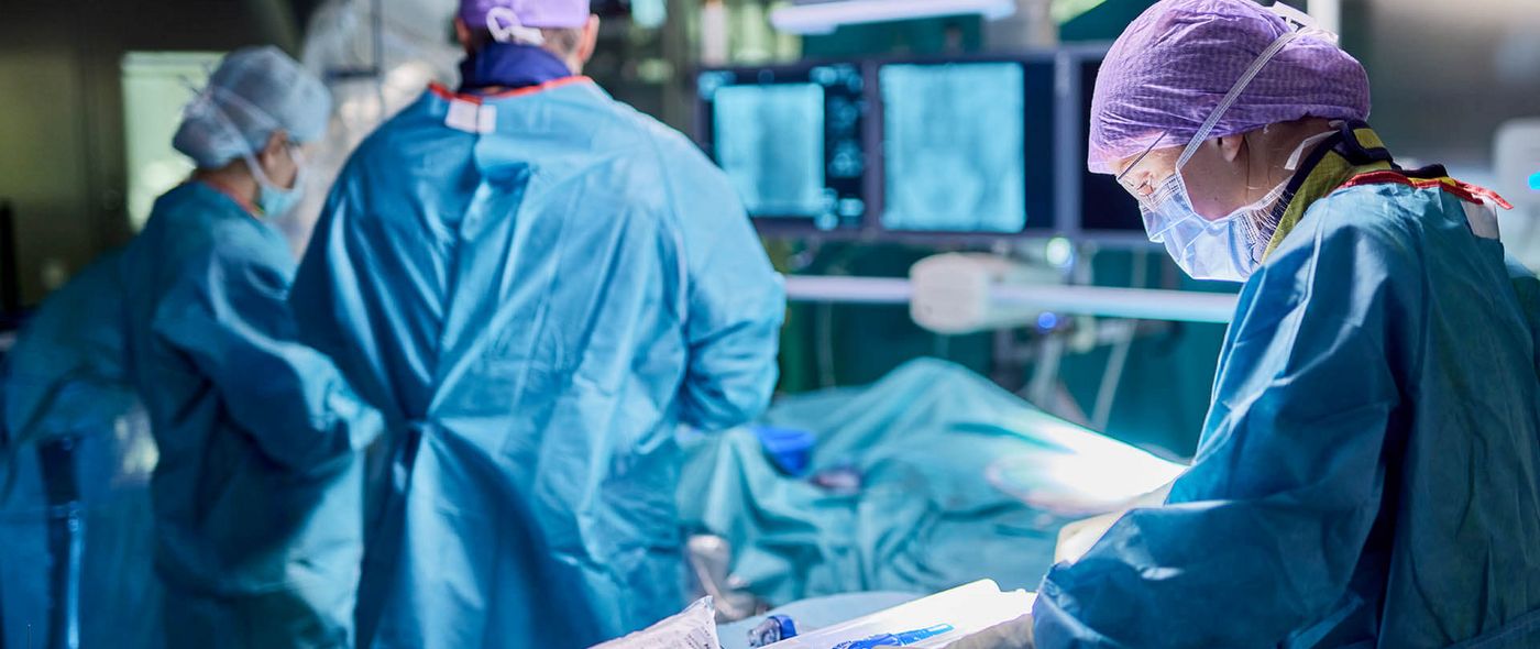 Ärztinnen und Ärzte bereiten eine Operation vor