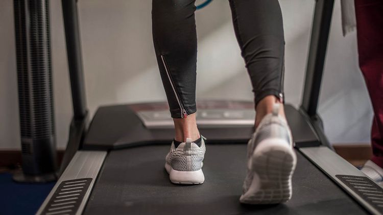 Eine Person trainiert auf dem Laufband.