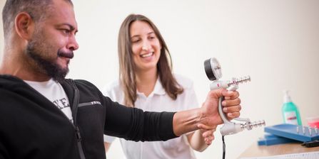 Patient kräftigt seine Hand in der Therapie