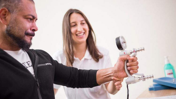 Patient kräftigt seine Hand in der Therapie