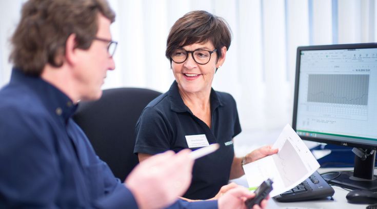 Patient mit Ärztin im Gespräch