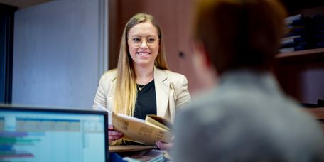 Zwei Mitarbeiterinnen der Rezeption sprechen miteinander