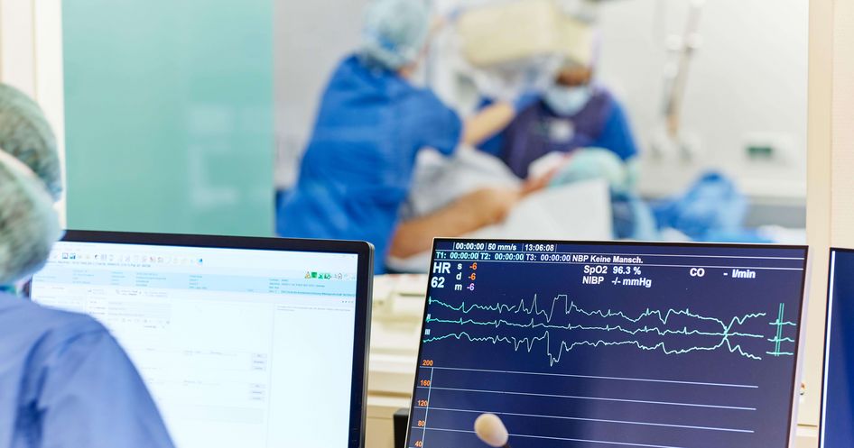 Herzkatheter-Untersuchung mit Monitorüberwachung im Herzkatheterlabor.