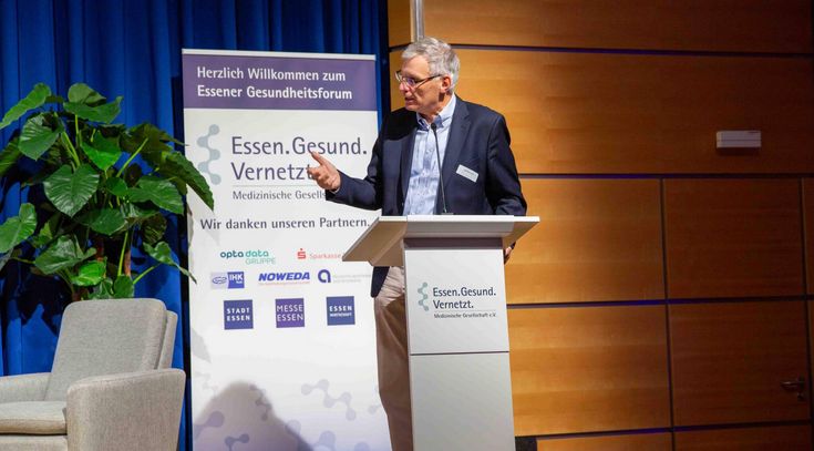 Professor Siebler bedankt sich in einer Rede für die Auszeichnung für MEDICLIN Reha Research